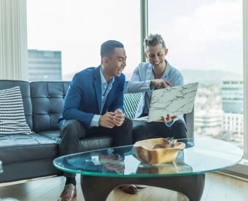 Deux hommes regardant un ordinateur dans un appartement moderne