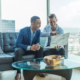 Deux hommes regardant un ordinateur dans un appartement moderne