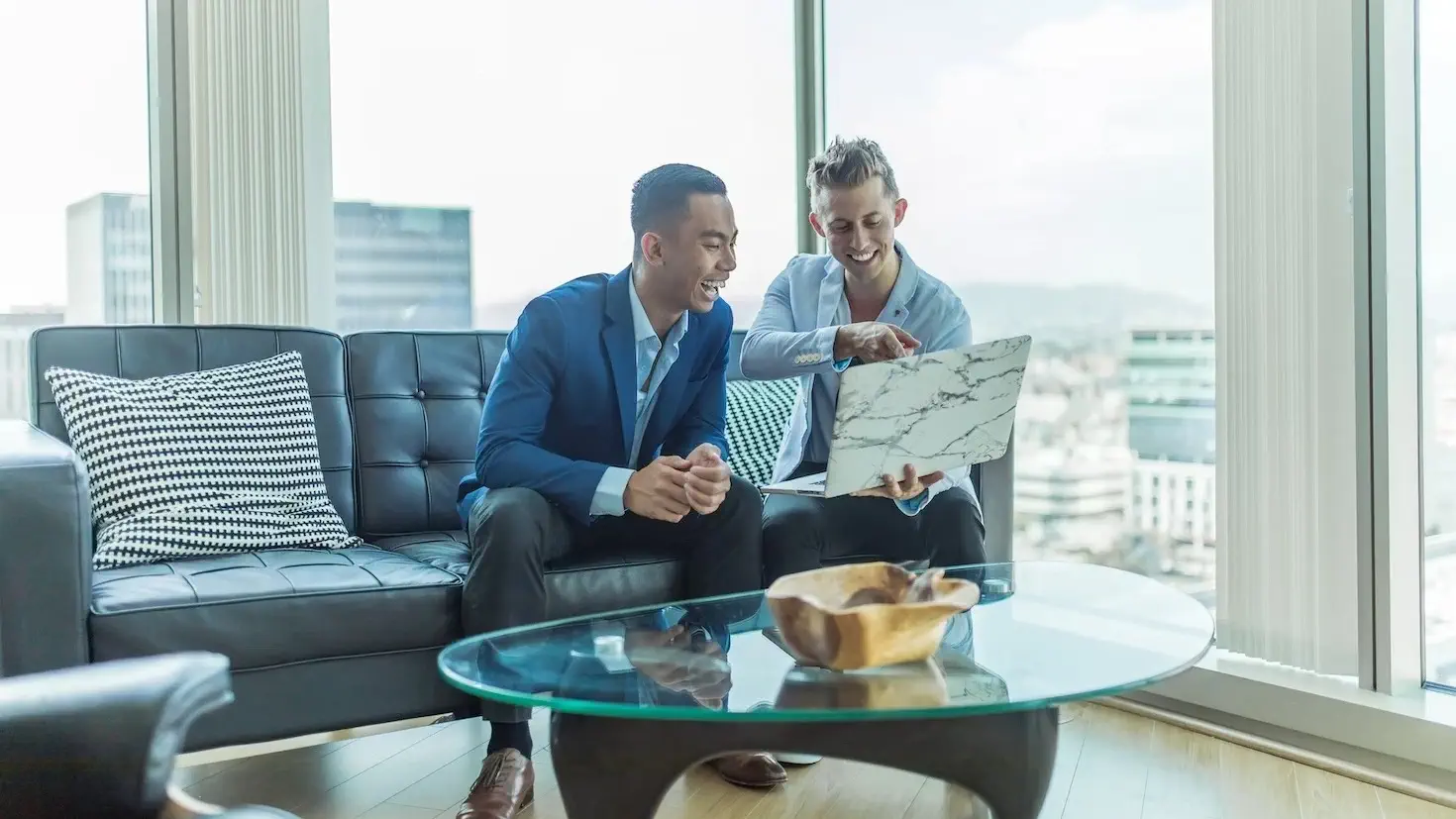 Deux hommes regardant un ordinateur dans un appartement moderne