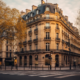 Immeuble haussmannien dans une rue Parisienne