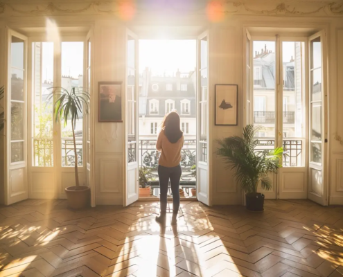 Appartement ensoleillé avec une femme au milieu